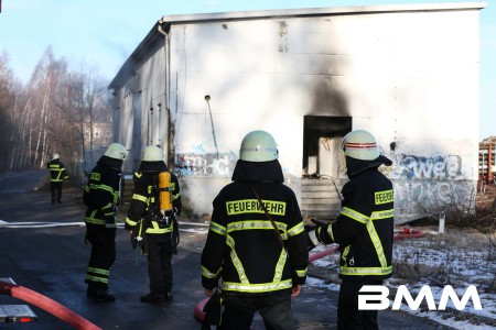 Unrat brennt in Lagerhalle  Freiberg - Zu einem vermeintlichen Großbrand wurde die Freiberger Feuerwehr am Freitagvormittag alarmiert. Gegen 8:20 Uhr rückte die Feuerwehr zu einem Lagergebäude am Freiberger Bahnhof aus. Vor Ort wurde brennender Unrat festgestellt. Die 8 Feuerwehrleute konnten das Feuer schnell unter Kontrolle bekommen und löschen. Erst am 25.01.2016 brannte Unrat in genau derselben Halle. Zur Brandursache und Schadenshöhe konnte die Polizei noch keine Angaben machen, jedoch ist Brandstiftung nicht auszuschließen. (wto)