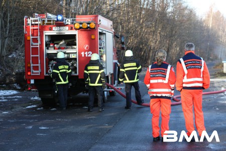 Unrat brennt in Lagerhalle  Freiberg - Zu einem vermeintlichen Großbrand wurde die Freiberger Feuerwehr am Freitagvormittag alarmiert. Gegen 8:20 Uhr rückte die Feuerwehr zu einem Lagergebäude am Freiberger Bahnhof aus. Vor Ort wurde brennender Unrat festgestellt. Die 8 Feuerwehrleute konnten das Feuer schnell unter Kontrolle bekommen und löschen. Erst am 25.01.2016 brannte Unrat in genau derselben Halle. Zur Brandursache und Schadenshöhe konnte die Polizei noch keine Angaben machen, jedoch ist Brandstiftung nicht auszuschließen. (wto)