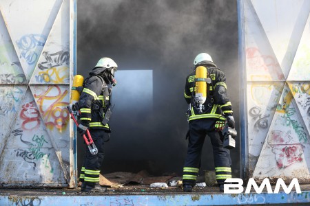 Unrat brennt in Lagerhalle  Freiberg - Zu einem vermeintlichen Großbrand wurde die Freiberger Feuerwehr am Freitagvormittag alarmiert. Gegen 8:20 Uhr rückte die Feuerwehr zu einem Lagergebäude am Freiberger Bahnhof aus. Vor Ort wurde brennender Unrat festgestellt. Die 8 Feuerwehrleute konnten das Feuer schnell unter Kontrolle bekommen und löschen. Erst am 25.01.2016 brannte Unrat in genau derselben Halle. Zur Brandursache und Schadenshöhe konnte die Polizei noch keine Angaben machen, jedoch ist Brandstiftung nicht auszuschließen. (wto)