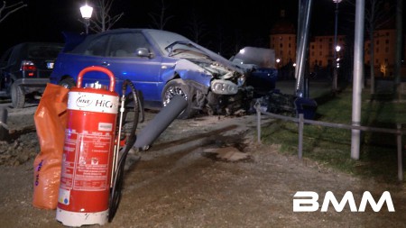 SN / Moritzburg Filmreife Verfolgung von geklautem Golf II endet in schwerem Crash mit weiterem Golf Cabrio direkt vor dem Schloss Moritzburg Autodiebe schwer verletzt - Fahrerin vom 2. Golf saß beim Zusammenprall glücklicherweise nicht im Auto - Cabri fing Feuer Manchmal liegen Glück und Unglück nur Sekundenbruchteile auseinander. Denn um ein Haar wäre ein schwerer Unfall kurz nach  Mitternacht zum Sonntag viel dramatischer ausgegangen! Nach ersten Erkenntnissen verfolgten mehrere Streifenwagen einen offensichtlich gestohlenen 2er Golf aus Dresden kommend bis  nach Moritzburg. Mit weit über 100km/h bretterte der litauische Autodieb über die Hauptallee geradewegs auf das Schloss zu. Unglücklicherweise stand dort gerade ein weiteres Golf Cabrio quer vor der Zufahrt zum Schlioss.  Dessen Besitzerin hatte das nur noch recht selten vorkommende Cabrio aufwendig restauriert und wollte sich mit ihrem  Schmuckstück vor der malerischen Kulisse des nachts glanzvoll angeleuchteten Schlosses von ihrem Freund ablichten lassen. Zunächst wollte sie noch im Auto sitzen bleiben, doch ihr Freund überredete sie, sich neben das Auto zu stellen -  ein Glücksfall, wie sich kurz danach herausstellen sollte! Denn plötzlich kam der von der Polizei verfolgte alte Golf II angerast und krachte fast ungebremst in ihr Cabrio. Nur, weil sie ihr Freund geistesgegenwärtig zur Seite zog, wurde sie nicht von dem heranrasendem Auto erfasst. Durch den Aufprall wurden beide Fahrzeuge durch die massive Pollerbegrenzung geschleudert und das Cabrio fing auch noch an zu  brennen! Sofort sprangen die Polizisten mit vorgehaltener Waffe aus ihren Streifenwagen und hielten den offensichtlich stark  angetrunkenen Autodieb in Schach. Andere Beamte bekämpften mit ihrem Pulverlöscher den Brand am Cabrio; die alarmierte Feuerwehr übernahm kurz danach die weitere  Brandbekämpfung und Sicherung der Fahrzeuge. Der litauische Autodieb musste mit schweren Verletzungen ins Krankenh