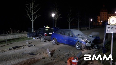 SN / Moritzburg Filmreife Verfolgung von geklautem Golf II endet in schwerem Crash mit weiterem Golf Cabrio direkt vor dem Schloss Moritzburg Autodiebe schwer verletzt - Fahrerin vom 2. Golf saß beim Zusammenprall glücklicherweise nicht im Auto - Cabri fing Feuer Manchmal liegen Glück und Unglück nur Sekundenbruchteile auseinander. Denn um ein Haar wäre ein schwerer Unfall kurz nach  Mitternacht zum Sonntag viel dramatischer ausgegangen! Nach ersten Erkenntnissen verfolgten mehrere Streifenwagen einen offensichtlich gestohlenen 2er Golf aus Dresden kommend bis  nach Moritzburg. Mit weit über 100km/h bretterte der litauische Autodieb über die Hauptallee geradewegs auf das Schloss zu. Unglücklicherweise stand dort gerade ein weiteres Golf Cabrio quer vor der Zufahrt zum Schlioss.  Dessen Besitzerin hatte das nur noch recht selten vorkommende Cabrio aufwendig restauriert und wollte sich mit ihrem  Schmuckstück vor der malerischen Kulisse des nachts glanzvoll angeleuchteten Schlosses von ihrem Freund ablichten lassen. Zunächst wollte sie noch im Auto sitzen bleiben, doch ihr Freund überredete sie, sich neben das Auto zu stellen -  ein Glücksfall, wie sich kurz danach herausstellen sollte! Denn plötzlich kam der von der Polizei verfolgte alte Golf II angerast und krachte fast ungebremst in ihr Cabrio. Nur, weil sie ihr Freund geistesgegenwärtig zur Seite zog, wurde sie nicht von dem heranrasendem Auto erfasst. Durch den Aufprall wurden beide Fahrzeuge durch die massive Pollerbegrenzung geschleudert und das Cabrio fing auch noch an zu  brennen! Sofort sprangen die Polizisten mit vorgehaltener Waffe aus ihren Streifenwagen und hielten den offensichtlich stark  angetrunkenen Autodieb in Schach. Andere Beamte bekämpften mit ihrem Pulverlöscher den Brand am Cabrio; die alarmierte Feuerwehr übernahm kurz danach die weitere  Brandbekämpfung und Sicherung der Fahrzeuge. Der litauische Autodieb musste mit schweren Verletzungen ins Krankenh