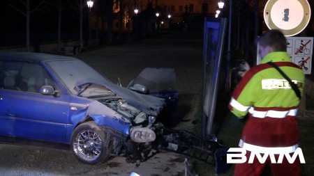 SN / Moritzburg Filmreife Verfolgung von geklautem Golf II endet in schwerem Crash mit weiterem Golf Cabrio direkt vor dem Schloss Moritzburg Autodiebe schwer verletzt - Fahrerin vom 2. Golf saß beim Zusammenprall glücklicherweise nicht im Auto - Cabri fing Feuer Manchmal liegen Glück und Unglück nur Sekundenbruchteile auseinander. Denn um ein Haar wäre ein schwerer Unfall kurz nach  Mitternacht zum Sonntag viel dramatischer ausgegangen! Nach ersten Erkenntnissen verfolgten mehrere Streifenwagen einen offensichtlich gestohlenen 2er Golf aus Dresden kommend bis  nach Moritzburg. Mit weit über 100km/h bretterte der litauische Autodieb über die Hauptallee geradewegs auf das Schloss zu. Unglücklicherweise stand dort gerade ein weiteres Golf Cabrio quer vor der Zufahrt zum Schlioss.  Dessen Besitzerin hatte das nur noch recht selten vorkommende Cabrio aufwendig restauriert und wollte sich mit ihrem  Schmuckstück vor der malerischen Kulisse des nachts glanzvoll angeleuchteten Schlosses von ihrem Freund ablichten lassen. Zunächst wollte sie noch im Auto sitzen bleiben, doch ihr Freund überredete sie, sich neben das Auto zu stellen -  ein Glücksfall, wie sich kurz danach herausstellen sollte! Denn plötzlich kam der von der Polizei verfolgte alte Golf II angerast und krachte fast ungebremst in ihr Cabrio. Nur, weil sie ihr Freund geistesgegenwärtig zur Seite zog, wurde sie nicht von dem heranrasendem Auto erfasst. Durch den Aufprall wurden beide Fahrzeuge durch die massive Pollerbegrenzung geschleudert und das Cabrio fing auch noch an zu  brennen! Sofort sprangen die Polizisten mit vorgehaltener Waffe aus ihren Streifenwagen und hielten den offensichtlich stark  angetrunkenen Autodieb in Schach. Andere Beamte bekämpften mit ihrem Pulverlöscher den Brand am Cabrio; die alarmierte Feuerwehr übernahm kurz danach die weitere  Brandbekämpfung und Sicherung der Fahrzeuge. Der litauische Autodieb musste mit schweren Verletzungen ins Krankenh