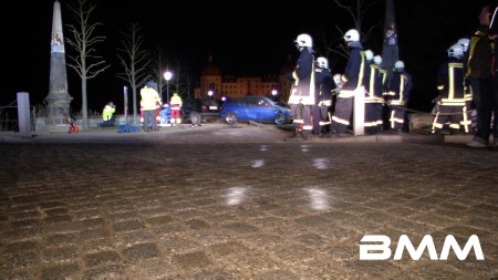 SN / Moritzburg Filmreife Verfolgung von geklautem Golf II endet in schwerem Crash mit weiterem Golf Cabrio direkt vor dem Schloss Moritzburg Autodiebe schwer verletzt - Fahrerin vom 2. Golf saß beim Zusammenprall glücklicherweise nicht im Auto - Cabri fing Feuer Manchmal liegen Glück und Unglück nur Sekundenbruchteile auseinander. Denn um ein Haar wäre ein schwerer Unfall kurz nach  Mitternacht zum Sonntag viel dramatischer ausgegangen! Nach ersten Erkenntnissen verfolgten mehrere Streifenwagen einen offensichtlich gestohlenen 2er Golf aus Dresden kommend bis  nach Moritzburg. Mit weit über 100km/h bretterte der litauische Autodieb über die Hauptallee geradewegs auf das Schloss zu. Unglücklicherweise stand dort gerade ein weiteres Golf Cabrio quer vor der Zufahrt zum Schlioss.  Dessen Besitzerin hatte das nur noch recht selten vorkommende Cabrio aufwendig restauriert und wollte sich mit ihrem  Schmuckstück vor der malerischen Kulisse des nachts glanzvoll angeleuchteten Schlosses von ihrem Freund ablichten lassen. Zunächst wollte sie noch im Auto sitzen bleiben, doch ihr Freund überredete sie, sich neben das Auto zu stellen -  ein Glücksfall, wie sich kurz danach herausstellen sollte! Denn plötzlich kam der von der Polizei verfolgte alte Golf II angerast und krachte fast ungebremst in ihr Cabrio. Nur, weil sie ihr Freund geistesgegenwärtig zur Seite zog, wurde sie nicht von dem heranrasendem Auto erfasst. Durch den Aufprall wurden beide Fahrzeuge durch die massive Pollerbegrenzung geschleudert und das Cabrio fing auch noch an zu  brennen! Sofort sprangen die Polizisten mit vorgehaltener Waffe aus ihren Streifenwagen und hielten den offensichtlich stark  angetrunkenen Autodieb in Schach. Andere Beamte bekämpften mit ihrem Pulverlöscher den Brand am Cabrio; die alarmierte Feuerwehr übernahm kurz danach die weitere  Brandbekämpfung und Sicherung der Fahrzeuge. Der litauische Autodieb musste mit schweren Verletzungen ins Krankenh