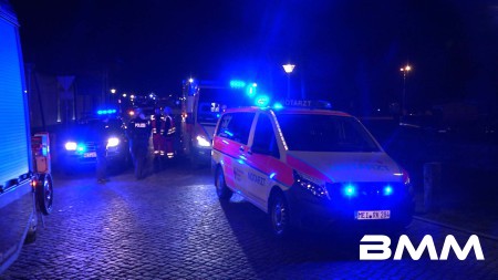 SN / Moritzburg Filmreife Verfolgung von geklautem Golf II endet in schwerem Crash mit weiterem Golf Cabrio direkt vor dem Schloss Moritzburg Autodiebe schwer verletzt - Fahrerin vom 2. Golf saß beim Zusammenprall glücklicherweise nicht im Auto - Cabri fing Feuer Manchmal liegen Glück und Unglück nur Sekundenbruchteile auseinander. Denn um ein Haar wäre ein schwerer Unfall kurz nach  Mitternacht zum Sonntag viel dramatischer ausgegangen! Nach ersten Erkenntnissen verfolgten mehrere Streifenwagen einen offensichtlich gestohlenen 2er Golf aus Dresden kommend bis  nach Moritzburg. Mit weit über 100km/h bretterte der litauische Autodieb über die Hauptallee geradewegs auf das Schloss zu. Unglücklicherweise stand dort gerade ein weiteres Golf Cabrio quer vor der Zufahrt zum Schlioss.  Dessen Besitzerin hatte das nur noch recht selten vorkommende Cabrio aufwendig restauriert und wollte sich mit ihrem  Schmuckstück vor der malerischen Kulisse des nachts glanzvoll angeleuchteten Schlosses von ihrem Freund ablichten lassen. Zunächst wollte sie noch im Auto sitzen bleiben, doch ihr Freund überredete sie, sich neben das Auto zu stellen -  ein Glücksfall, wie sich kurz danach herausstellen sollte! Denn plötzlich kam der von der Polizei verfolgte alte Golf II angerast und krachte fast ungebremst in ihr Cabrio. Nur, weil sie ihr Freund geistesgegenwärtig zur Seite zog, wurde sie nicht von dem heranrasendem Auto erfasst. Durch den Aufprall wurden beide Fahrzeuge durch die massive Pollerbegrenzung geschleudert und das Cabrio fing auch noch an zu  brennen! Sofort sprangen die Polizisten mit vorgehaltener Waffe aus ihren Streifenwagen und hielten den offensichtlich stark  angetrunkenen Autodieb in Schach. Andere Beamte bekämpften mit ihrem Pulverlöscher den Brand am Cabrio; die alarmierte Feuerwehr übernahm kurz danach die weitere  Brandbekämpfung und Sicherung der Fahrzeuge. Der litauische Autodieb musste mit schweren Verletzungen ins Krankenh