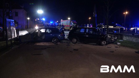 SN / Moritzburg Filmreife Verfolgung von geklautem Golf II endet in schwerem Crash mit weiterem Golf Cabrio direkt vor dem Schloss Moritzburg Autodiebe schwer verletzt - Fahrerin vom 2. Golf saß beim Zusammenprall glücklicherweise nicht im Auto - Cabri fing Feuer Manchmal liegen Glück und Unglück nur Sekundenbruchteile auseinander. Denn um ein Haar wäre ein schwerer Unfall kurz nach  Mitternacht zum Sonntag viel dramatischer ausgegangen! Nach ersten Erkenntnissen verfolgten mehrere Streifenwagen einen offensichtlich gestohlenen 2er Golf aus Dresden kommend bis  nach Moritzburg. Mit weit über 100km/h bretterte der litauische Autodieb über die Hauptallee geradewegs auf das Schloss zu. Unglücklicherweise stand dort gerade ein weiteres Golf Cabrio quer vor der Zufahrt zum Schlioss.  Dessen Besitzerin hatte das nur noch recht selten vorkommende Cabrio aufwendig restauriert und wollte sich mit ihrem  Schmuckstück vor der malerischen Kulisse des nachts glanzvoll angeleuchteten Schlosses von ihrem Freund ablichten lassen. Zunächst wollte sie noch im Auto sitzen bleiben, doch ihr Freund überredete sie, sich neben das Auto zu stellen -  ein Glücksfall, wie sich kurz danach herausstellen sollte! Denn plötzlich kam der von der Polizei verfolgte alte Golf II angerast und krachte fast ungebremst in ihr Cabrio. Nur, weil sie ihr Freund geistesgegenwärtig zur Seite zog, wurde sie nicht von dem heranrasendem Auto erfasst. Durch den Aufprall wurden beide Fahrzeuge durch die massive Pollerbegrenzung geschleudert und das Cabrio fing auch noch an zu  brennen! Sofort sprangen die Polizisten mit vorgehaltener Waffe aus ihren Streifenwagen und hielten den offensichtlich stark  angetrunkenen Autodieb in Schach. Andere Beamte bekämpften mit ihrem Pulverlöscher den Brand am Cabrio; die alarmierte Feuerwehr übernahm kurz danach die weitere  Brandbekämpfung und Sicherung der Fahrzeuge. Der litauische Autodieb musste mit schweren Verletzungen ins Krankenh