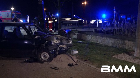 SN / Moritzburg Filmreife Verfolgung von geklautem Golf II endet in schwerem Crash mit weiterem Golf Cabrio direkt vor dem Schloss Moritzburg Autodiebe schwer verletzt - Fahrerin vom 2. Golf saß beim Zusammenprall glücklicherweise nicht im Auto - Cabri fing Feuer Manchmal liegen Glück und Unglück nur Sekundenbruchteile auseinander. Denn um ein Haar wäre ein schwerer Unfall kurz nach  Mitternacht zum Sonntag viel dramatischer ausgegangen! Nach ersten Erkenntnissen verfolgten mehrere Streifenwagen einen offensichtlich gestohlenen 2er Golf aus Dresden kommend bis  nach Moritzburg. Mit weit über 100km/h bretterte der litauische Autodieb über die Hauptallee geradewegs auf das Schloss zu. Unglücklicherweise stand dort gerade ein weiteres Golf Cabrio quer vor der Zufahrt zum Schlioss.  Dessen Besitzerin hatte das nur noch recht selten vorkommende Cabrio aufwendig restauriert und wollte sich mit ihrem  Schmuckstück vor der malerischen Kulisse des nachts glanzvoll angeleuchteten Schlosses von ihrem Freund ablichten lassen. Zunächst wollte sie noch im Auto sitzen bleiben, doch ihr Freund überredete sie, sich neben das Auto zu stellen -  ein Glücksfall, wie sich kurz danach herausstellen sollte! Denn plötzlich kam der von der Polizei verfolgte alte Golf II angerast und krachte fast ungebremst in ihr Cabrio. Nur, weil sie ihr Freund geistesgegenwärtig zur Seite zog, wurde sie nicht von dem heranrasendem Auto erfasst. Durch den Aufprall wurden beide Fahrzeuge durch die massive Pollerbegrenzung geschleudert und das Cabrio fing auch noch an zu  brennen! Sofort sprangen die Polizisten mit vorgehaltener Waffe aus ihren Streifenwagen und hielten den offensichtlich stark  angetrunkenen Autodieb in Schach. Andere Beamte bekämpften mit ihrem Pulverlöscher den Brand am Cabrio; die alarmierte Feuerwehr übernahm kurz danach die weitere  Brandbekämpfung und Sicherung der Fahrzeuge. Der litauische Autodieb musste mit schweren Verletzungen ins Krankenh