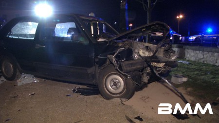 SN / Moritzburg Filmreife Verfolgung von geklautem Golf II endet in schwerem Crash mit weiterem Golf Cabrio direkt vor dem Schloss Moritzburg Autodiebe schwer verletzt - Fahrerin vom 2. Golf saß beim Zusammenprall glücklicherweise nicht im Auto - Cabri fing Feuer Manchmal liegen Glück und Unglück nur Sekundenbruchteile auseinander. Denn um ein Haar wäre ein schwerer Unfall kurz nach  Mitternacht zum Sonntag viel dramatischer ausgegangen! Nach ersten Erkenntnissen verfolgten mehrere Streifenwagen einen offensichtlich gestohlenen 2er Golf aus Dresden kommend bis  nach Moritzburg. Mit weit über 100km/h bretterte der litauische Autodieb über die Hauptallee geradewegs auf das Schloss zu. Unglücklicherweise stand dort gerade ein weiteres Golf Cabrio quer vor der Zufahrt zum Schlioss.  Dessen Besitzerin hatte das nur noch recht selten vorkommende Cabrio aufwendig restauriert und wollte sich mit ihrem  Schmuckstück vor der malerischen Kulisse des nachts glanzvoll angeleuchteten Schlosses von ihrem Freund ablichten lassen. Zunächst wollte sie noch im Auto sitzen bleiben, doch ihr Freund überredete sie, sich neben das Auto zu stellen -  ein Glücksfall, wie sich kurz danach herausstellen sollte! Denn plötzlich kam der von der Polizei verfolgte alte Golf II angerast und krachte fast ungebremst in ihr Cabrio. Nur, weil sie ihr Freund geistesgegenwärtig zur Seite zog, wurde sie nicht von dem heranrasendem Auto erfasst. Durch den Aufprall wurden beide Fahrzeuge durch die massive Pollerbegrenzung geschleudert und das Cabrio fing auch noch an zu  brennen! Sofort sprangen die Polizisten mit vorgehaltener Waffe aus ihren Streifenwagen und hielten den offensichtlich stark  angetrunkenen Autodieb in Schach. Andere Beamte bekämpften mit ihrem Pulverlöscher den Brand am Cabrio; die alarmierte Feuerwehr übernahm kurz danach die weitere  Brandbekämpfung und Sicherung der Fahrzeuge. Der litauische Autodieb musste mit schweren Verletzungen ins Krankenh