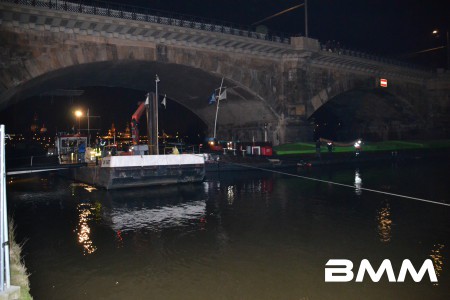 20160316_Lastkahn quer vor Albertbrücke (3)