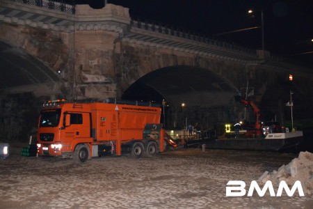 20160316_Lastkahn quer vor Albertbrücke (7)