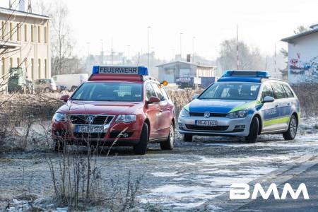 Unrat brennt in Lagerhalle  Freiberg - Zu einem vermeintlichen Großbrand wurde die Freiberger Feuerwehr am Freitagvormittag alarmiert. Gegen 8:20 Uhr rückte die Feuerwehr zu einem Lagergebäude am Freiberger Bahnhof aus. Vor Ort wurde brennender Unrat festgestellt. Die 8 Feuerwehrleute konnten das Feuer schnell unter Kontrolle bekommen und löschen. Erst am 25.01.2016 brannte Unrat in genau derselben Halle. Zur Brandursache und Schadenshöhe konnte die Polizei noch keine Angaben machen, jedoch ist Brandstiftung nicht auszuschließen. (wto)