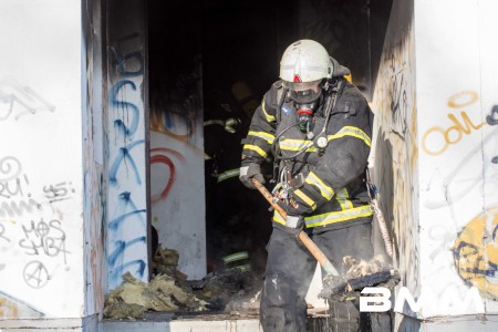 Unrat brennt in Lagerhalle  Freiberg - Zu einem vermeintlichen Großbrand wurde die Freiberger Feuerwehr am Freitagvormittag alarmiert. Gegen 8:20 Uhr rückte die Feuerwehr zu einem Lagergebäude am Freiberger Bahnhof aus. Vor Ort wurde brennender Unrat festgestellt. Die 8 Feuerwehrleute konnten das Feuer schnell unter Kontrolle bekommen und löschen. Erst am 25.01.2016 brannte Unrat in genau derselben Halle. Zur Brandursache und Schadenshöhe konnte die Polizei noch keine Angaben machen, jedoch ist Brandstiftung nicht auszuschließen. (wto)