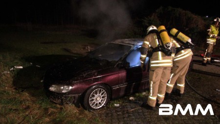 20160407_B-PKW_FTL_Info.txt SN / Freital Lange Weile? Unbekannte setzen alten Opel Omega in Brand - Feuerwehr löscht schnell, doch Auto ist nun ein Totalschaden Gegen 20.15 entdeckten Anwohner einen Feuerschein am Platz der Jugend an der Coschützer Strasse.  Als die alarmierte Feuerwehr eintraf brannte hier ein alter, schon seit über einem Jahr hier abgestellter Opel Omega lichterloh. Trotz schnellen Löscheinsatzes brannte das auto völlig aus und ist nun wirklich ein Totalschaden. Schon vorher waren Teile vom Auto demontiert worden; es fehlten u.a. die beiden Hinterräder. Wer der Besitzer des alten Autos ist, muss nun die Polizei ermitteln; auch, ob er hier ohne amtliche Anmeldung stehen durfte. Ein in der Nähe stehendes Schild weist auf ein Privatgrundstück hin; aber ob der Abstellort dazu gehört, muss noch geklärt werden. Zu den mutmaßlichen Brandstiftern gibt es momentan auch keine Hinweise; es sollen sich an dem Platz abends aber viele  Jugendliche aufhalten. Zeugen werden daher gebeten, sich bei der Polizei zu melden.