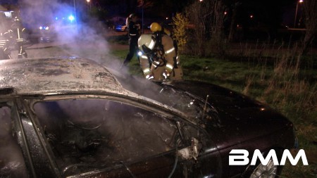 20160407_B-PKW_FTL_Info.txt SN / Freital Lange Weile? Unbekannte setzen alten Opel Omega in Brand - Feuerwehr löscht schnell, doch Auto ist nun ein Totalschaden Gegen 20.15 entdeckten Anwohner einen Feuerschein am Platz der Jugend an der Coschützer Strasse.  Als die alarmierte Feuerwehr eintraf brannte hier ein alter, schon seit über einem Jahr hier abgestellter Opel Omega lichterloh. Trotz schnellen Löscheinsatzes brannte das auto völlig aus und ist nun wirklich ein Totalschaden. Schon vorher waren Teile vom Auto demontiert worden; es fehlten u.a. die beiden Hinterräder. Wer der Besitzer des alten Autos ist, muss nun die Polizei ermitteln; auch, ob er hier ohne amtliche Anmeldung stehen durfte. Ein in der Nähe stehendes Schild weist auf ein Privatgrundstück hin; aber ob der Abstellort dazu gehört, muss noch geklärt werden. Zu den mutmaßlichen Brandstiftern gibt es momentan auch keine Hinweise; es sollen sich an dem Platz abends aber viele  Jugendliche aufhalten. Zeugen werden daher gebeten, sich bei der Polizei zu melden.