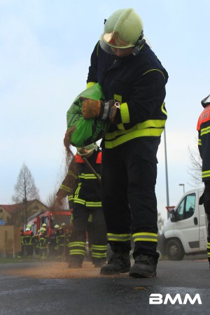 Diesel wird durch Feuerwehr gebunden