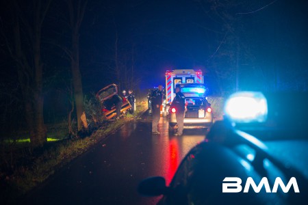 Lückersdorf: PKW streift Baum Am Sonntagmorgen gegen 3.45 Uhr kam ein Pkw aus bislang ungeklärter Ursache links von der Straße ab, streifte einen Baum und blieb seitlich an einem Hang stehen. Die herbeigerufenen Rettungskräfte von Deutschem Roten Kreuz, der Feuerwehr Lückersdorf sowie der Polizei versorgten  die verletzte Person des Fahrzeuges medizinisch und sicherten die Unfallstelle ab. Die verletzte Person wurde mit ins Krankenhaus genommen. Wie es zum Unfall kommen konnte und wie hoch der Sachschaden bzw die Verletzungen sind ist derzeit unbekannt.