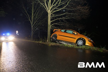 Lückersdorf: PKW streift Baum Am Sonntagmorgen gegen 3.45 Uhr kam ein Pkw aus bislang ungeklärter Ursache links von der Straße ab, streifte einen Baum und blieb seitlich an einem Hang stehen. Die herbeigerufenen Rettungskräfte von Deutschem Roten Kreuz, der Feuerwehr Lückersdorf sowie der Polizei versorgten  die verletzte Person des Fahrzeuges medizinisch und sicherten die Unfallstelle ab. Die verletzte Person wurde mit ins Krankenhaus genommen. Wie es zum Unfall kommen konnte und wie hoch der Sachschaden bzw die Verletzungen sind ist derzeit unbekannt.