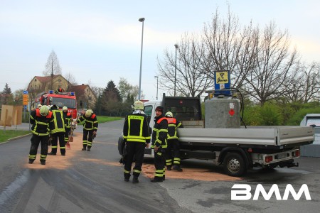 Feuerwehr beim Binden des Diesels