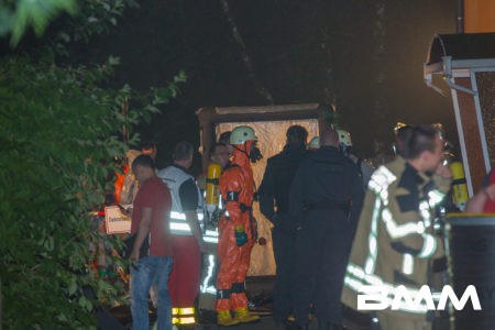 Zu einem mysteriösen Vorfall kam es am Sonntagabend gegen 20.00 Uhr in Neukirch/Lausitz . Aus bislang ungeklärter Ursache sprang ein 52-Jähriger Mieter aus dem vierten Stock eines Mehrfamilienblocks. Alarmierte Rettungskräfte kümmerten sich um den schwerst verletzten Mann und brachten diesen in eine Klinik. Die mit alarmierten Beamten, versuchten sich Zutritt zur Wohnung des Mannes zu verschaffen. Nach mehreren vergeblichen Versuchen, in durch die Wohnungstür Zutritt zur Mieteinheit zu erlangen, entschieden die Beamten vor Ort sich mittels Steckleitern in den vierten Stock zu begeben und durch ein Fenster in die Wohnung zu gelangen. In der Wohnung angekommen, stellten die Beamten eine verbarrikadierte Wohnungstür fest. Ebenso entdeckten sie mehreren Chemikalien und kristallinartige Flüssigkeiten, welche die Alarmglocken der Beamten leuten ließen. Ebenfalls in der Wohnung gefundene Zettel, auf welchen eventuell Nachrichten zum Bau von Bomben oder Sprengvorrichtungen notiert sind wurden ebenfalls entdeckt. Umgehend verliesen die Beamten die Wohnung und alarmierten die Spezialeinheiten des ABC-Zuges des Landkreises Bautzen sowie Spezialisten des LKA. Auch die SEG Wilthen wurde vor Ort alarmiert. Im Einsatzverlauf evakuierten die Einheiten den Mieteingang und begaben sich unter chemischen Schutzanzügen in die Wohnung. Dort entnahmen die Mitglieder der Feuerwehr Proben der unbekannten Stoffen und stellten diese im Anschluss in Zusammenarbeit mit der Polizei sicher. Die Proben sollen in einem Labor untersucht werden. Gegen 5.30 Uhr am Montagmorgen konnten die Bewohner des Einganges wieder in die Wohnung. Verletzt wurde auser dem 52-Jährigen bislang niemand. Auch der Rettungswagen, mit welchem der Patient transportiert wurde, wurde von den Feuerwehrleuten auf chemische oder sonstige gefährliche Stoffe gemessen. Im Rettungswagen ist keine Kntamination durch Gefahrgut festzustellen gewesen.