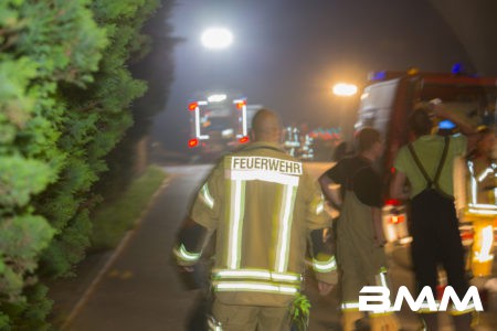 Zu einem mysteriösen Vorfall kam es am Sonntagabend gegen 20.00 Uhr in Neukirch/Lausitz . Aus bislang ungeklärter Ursache sprang ein 52-Jähriger Mieter aus dem vierten Stock eines Mehrfamilienblocks. Alarmierte Rettungskräfte kümmerten sich um den schwerst verletzten Mann und brachten diesen in eine Klinik. Die mit alarmierten Beamten, versuchten sich Zutritt zur Wohnung des Mannes zu verschaffen. Nach mehreren vergeblichen Versuchen, in durch die Wohnungstür Zutritt zur Mieteinheit zu erlangen, entschieden die Beamten vor Ort sich mittels Steckleitern in den vierten Stock zu begeben und durch ein Fenster in die Wohnung zu gelangen. In der Wohnung angekommen, stellten die Beamten eine verbarrikadierte Wohnungstür fest. Ebenso entdeckten sie mehreren Chemikalien und kristallinartige Flüssigkeiten, welche die Alarmglocken der Beamten leuten ließen. Ebenfalls in der Wohnung gefundene Zettel, auf welchen eventuell Nachrichten zum Bau von Bomben oder Sprengvorrichtungen notiert sind wurden ebenfalls entdeckt. Umgehend verliesen die Beamten die Wohnung und alarmierten die Spezialeinheiten des ABC-Zuges des Landkreises Bautzen sowie Spezialisten des LKA. Auch die SEG Wilthen wurde vor Ort alarmiert. Im Einsatzverlauf evakuierten die Einheiten den Mieteingang und begaben sich unter chemischen Schutzanzügen in die Wohnung. Dort entnahmen die Mitglieder der Feuerwehr Proben der unbekannten Stoffen und stellten diese im Anschluss in Zusammenarbeit mit der Polizei sicher. Die Proben sollen in einem Labor untersucht werden. Gegen 5.30 Uhr am Montagmorgen konnten die Bewohner des Einganges wieder in die Wohnung. Verletzt wurde auser dem 52-Jährigen bislang niemand. Auch der Rettungswagen, mit welchem der Patient transportiert wurde, wurde von den Feuerwehrleuten auf chemische oder sonstige gefährliche Stoffe gemessen. Im Rettungswagen ist keine Kntamination durch Gefahrgut festzustellen gewesen.