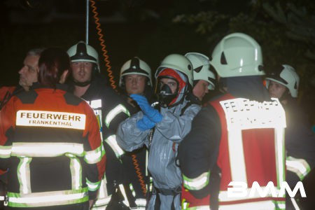 Zu einem mysteriösen Vorfall kam es am Sonntagabend gegen 20.00 Uhr in Neukirch/Lausitz . Aus bislang ungeklärter Ursache sprang ein 52-Jähriger Mieter aus dem vierten Stock eines Mehrfamilienblocks. Alarmierte Rettungskräfte kümmerten sich um den schwerst verletzten Mann und brachten diesen in eine Klinik. Die mit alarmierten Beamten, versuchten sich Zutritt zur Wohnung des Mannes zu verschaffen. Nach mehreren vergeblichen Versuchen, in durch die Wohnungstür Zutritt zur Mieteinheit zu erlangen, entschieden die Beamten vor Ort sich mittels Steckleitern in den vierten Stock zu begeben und durch ein Fenster in die Wohnung zu gelangen. In der Wohnung angekommen, stellten die Beamten eine verbarrikadierte Wohnungstür fest. Ebenso entdeckten sie mehreren Chemikalien und kristallinartige Flüssigkeiten, welche die Alarmglocken der Beamten leuten ließen. Ebenfalls in der Wohnung gefundene Zettel, auf welchen eventuell Nachrichten zum Bau von Bomben oder Sprengvorrichtungen notiert sind wurden ebenfalls entdeckt. Umgehend verliesen die Beamten die Wohnung und alarmierten die Spezialeinheiten des ABC-Zuges des Landkreises Bautzen sowie Spezialisten des LKA. Auch die SEG Wilthen wurde vor Ort alarmiert. Im Einsatzverlauf evakuierten die Einheiten den Mieteingang und begaben sich unter chemischen Schutzanzügen in die Wohnung. Dort entnahmen die Mitglieder der Feuerwehr Proben der unbekannten Stoffen und stellten diese im Anschluss in Zusammenarbeit mit der Polizei sicher. Die Proben sollen in einem Labor untersucht werden. Gegen 5.30 Uhr am Montagmorgen konnten die Bewohner des Einganges wieder in die Wohnung. Verletzt wurde auser dem 52-Jährigen bislang niemand. Auch der Rettungswagen, mit welchem der Patient transportiert wurde, wurde von den Feuerwehrleuten auf chemische oder sonstige gefährliche Stoffe gemessen. Im Rettungswagen ist keine Kntamination durch Gefahrgut festzustellen gewesen.