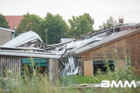 Groß-Krauscha In Groß-Krauscha kam es in der Nacht zu einem heftigen Unwetterschaden. Durch massiven Sturm, Hagel und Regen wurde hier eine Photovoltaikanlage eines Kuhstalls auf einer Fläche von 20x50 Metern komplett abgedeckt und auf anderen benachbarten Ställen, dem Melkhaus und dem Vorplatz verteilt. Stromkabel hingen in den Stall hinein, sodass eine Gefahr für Mensch und die rund 350 Tiere der Anlage bestand. In einer nächtlichen Aktion mit Feuerwehr und THW wurde eine provisorische Koppel mit Strohballen errichtet und die Tiere dahin evakuiert. Im weiteren Tagesverlauf bauten die Mitglieder der Feuerwehr und des THW Görlitz auf einem benachbarten Feld eine provisorische weitere Koppel, indem bei Platzmangel ausgewichen werden kann. Aktuell ist noch unklar, ob der Melkbetrieb weiter gehen kann oder ob die Tiere mit einem noch nicht organisierten fahrbaren Melkstand in der Freiheit gemolken werden muss. Aktuell laufen die Arbeiten noch.