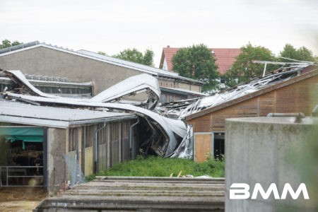 Groß-Krauscha In Groß-Krauscha kam es in der Nacht zu einem heftigen Unwetterschaden. Durch massiven Sturm, Hagel und Regen wurde hier eine Photovoltaikanlage eines Kuhstalls auf einer Fläche von 20x50 Metern komplett abgedeckt und auf anderen benachbarten Ställen, dem Melkhaus und dem Vorplatz verteilt. Stromkabel hingen in den Stall hinein, sodass eine Gefahr für Mensch und die rund 350 Tiere der Anlage bestand. In einer nächtlichen Aktion mit Feuerwehr und THW wurde eine provisorische Koppel mit Strohballen errichtet und die Tiere dahin evakuiert. Im weiteren Tagesverlauf bauten die Mitglieder der Feuerwehr und des THW Görlitz auf einem benachbarten Feld eine provisorische weitere Koppel, indem bei Platzmangel ausgewichen werden kann. Aktuell ist noch unklar, ob der Melkbetrieb weiter gehen kann oder ob die Tiere mit einem noch nicht organisierten fahrbaren Melkstand in der Freiheit gemolken werden muss. Aktuell laufen die Arbeiten noch.