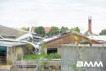 Groß-Krauscha In Groß-Krauscha kam es in der Nacht zu einem heftigen Unwetterschaden. Durch massiven Sturm, Hagel und Regen wurde hier eine Photovoltaikanlage eines Kuhstalls auf einer Fläche von 20x50 Metern komplett abgedeckt und auf anderen benachbarten Ställen, dem Melkhaus und dem Vorplatz verteilt. Stromkabel hingen in den Stall hinein, sodass eine Gefahr für Mensch und die rund 350 Tiere der Anlage bestand. In einer nächtlichen Aktion mit Feuerwehr und THW wurde eine provisorische Koppel mit Strohballen errichtet und die Tiere dahin evakuiert. Im weiteren Tagesverlauf bauten die Mitglieder der Feuerwehr und des THW Görlitz auf einem benachbarten Feld eine provisorische weitere Koppel, indem bei Platzmangel ausgewichen werden kann. Aktuell ist noch unklar, ob der Melkbetrieb weiter gehen kann oder ob die Tiere mit einem noch nicht organisierten fahrbaren Melkstand in der Freiheit gemolken werden muss. Aktuell laufen die Arbeiten noch.