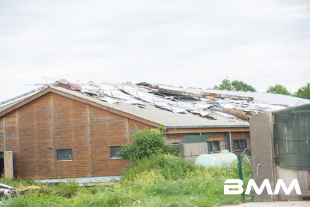 Groß-Krauscha In Groß-Krauscha kam es in der Nacht zu einem heftigen Unwetterschaden. Durch massiven Sturm, Hagel und Regen wurde hier eine Photovoltaikanlage eines Kuhstalls auf einer Fläche von 20x50 Metern komplett abgedeckt und auf anderen benachbarten Ställen, dem Melkhaus und dem Vorplatz verteilt. Stromkabel hingen in den Stall hinein, sodass eine Gefahr für Mensch und die rund 350 Tiere der Anlage bestand. In einer nächtlichen Aktion mit Feuerwehr und THW wurde eine provisorische Koppel mit Strohballen errichtet und die Tiere dahin evakuiert. Im weiteren Tagesverlauf bauten die Mitglieder der Feuerwehr und des THW Görlitz auf einem benachbarten Feld eine provisorische weitere Koppel, indem bei Platzmangel ausgewichen werden kann. Aktuell ist noch unklar, ob der Melkbetrieb weiter gehen kann oder ob die Tiere mit einem noch nicht organisierten fahrbaren Melkstand in der Freiheit gemolken werden muss. Aktuell laufen die Arbeiten noch.