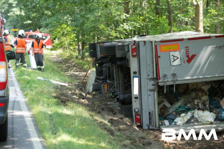 Hoyerswerda: LKW mit Müll kippt um