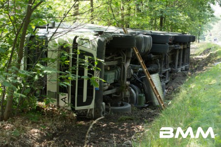 Hoyerswerda: LKW mit Müll kippt um