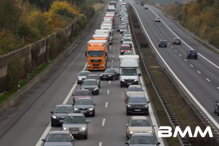 Zu einem schweren Unfall kam es am Samstagvormittag auf der A4 zwischen den Anschlusstellen Ottendorf-Okrilla und Leppersdorf in Fahrtrichtung Görlitz. Aus bislang ungeklärter Ursache kollidierten hier im dichten Verkehr 9 Fahrzeuge miteinander. Wie Augenzeugen berichten, hat der Unfallverursacher nicht angehalten und ist weitergefahren. Er hatte durch ein im dichten Verkehr stattfinden Fahrbahnwechsel eine Kettenreaktion ausgelöst. Nachdem der Unfall passierte, war ein Großaufgebot der Retter unterwegs. Mehrere Feuerwehren, Rettungswagen und zwei Notärzte, darunter einer aus der Luft, machten sich auf den Weg. Die Polizei hatte erhebliche schwierigkeiten den Stau zu durchfahren, da keine Rettungsgasse gebildet war. Erst nachfolgende Einheiten hatten es wesentlich leichter, da die von der Polizei gebildete Gasse bestehen blieb. Insgesamt wurden bei der Massenkarambolage vier Personen verletzt, zwei davon schwer. Der Rettungshubschrauber brachte eine Person in ein Krankenhaus. Die Autobahn in Richtung Görlitz wird noch eine Weile gesperrt bleiben. Auch auf den umliegenden Straßen herrscht nun dichter Verkehr.