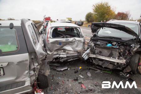 Zu einem schweren Unfall kam es am Samstagvormittag auf der A4 zwischen den Anschlusstellen Ottendorf-Okrilla und Leppersdorf in Fahrtrichtung Görlitz. Aus bislang ungeklärter Ursache kollidierten hier im dichten Verkehr 9 Fahrzeuge miteinander. Wie Augenzeugen berichten, hat der Unfallverursacher nicht angehalten und ist weitergefahren. Er hatte durch ein im dichten Verkehr stattfinden Fahrbahnwechsel eine Kettenreaktion ausgelöst. Nachdem der Unfall passierte, war ein Großaufgebot der Retter unterwegs. Mehrere Feuerwehren, Rettungswagen und zwei Notärzte, darunter einer aus der Luft, machten sich auf den Weg. Die Polizei hatte erhebliche schwierigkeiten den Stau zu durchfahren, da keine Rettungsgasse gebildet war. Erst nachfolgende Einheiten hatten es wesentlich leichter, da die von der Polizei gebildete Gasse bestehen blieb. Insgesamt wurden bei der Massenkarambolage vier Personen verletzt, zwei davon schwer. Der Rettungshubschrauber brachte eine Person in ein Krankenhaus. Die Autobahn in Richtung Görlitz wird noch eine Weile gesperrt bleiben. Auch auf den umliegenden Straßen herrscht nun dichter Verkehr.