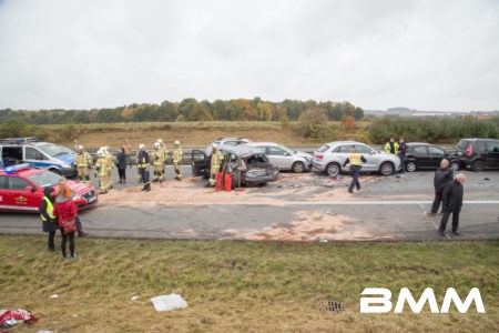 Zu einem schweren Unfall kam es am Samstagvormittag auf der A4 zwischen den Anschlusstellen Ottendorf-Okrilla und Leppersdorf in Fahrtrichtung Görlitz. Aus bislang ungeklärter Ursache kollidierten hier im dichten Verkehr 9 Fahrzeuge miteinander. Wie Augenzeugen berichten, hat der Unfallverursacher nicht angehalten und ist weitergefahren. Er hatte durch ein im dichten Verkehr stattfinden Fahrbahnwechsel eine Kettenreaktion ausgelöst. Nachdem der Unfall passierte, war ein Großaufgebot der Retter unterwegs. Mehrere Feuerwehren, Rettungswagen und zwei Notärzte, darunter einer aus der Luft, machten sich auf den Weg. Die Polizei hatte erhebliche schwierigkeiten den Stau zu durchfahren, da keine Rettungsgasse gebildet war. Erst nachfolgende Einheiten hatten es wesentlich leichter, da die von der Polizei gebildete Gasse bestehen blieb. Insgesamt wurden bei der Massenkarambolage vier Personen verletzt, zwei davon schwer. Der Rettungshubschrauber brachte eine Person in ein Krankenhaus. Die Autobahn in Richtung Görlitz wird noch eine Weile gesperrt bleiben. Auch auf den umliegenden Straßen herrscht nun dichter Verkehr.