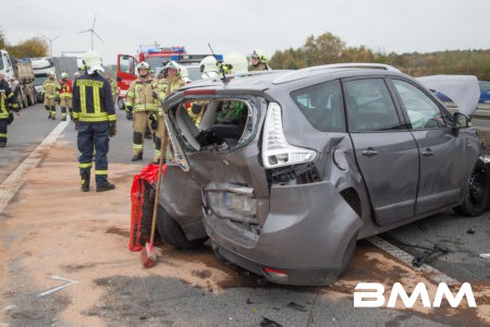 Zu einem schweren Unfall kam es am Samstagvormittag auf der A4 zwischen den Anschlusstellen Ottendorf-Okrilla und Leppersdorf in Fahrtrichtung Görlitz. Aus bislang ungeklärter Ursache kollidierten hier im dichten Verkehr 9 Fahrzeuge miteinander. Wie Augenzeugen berichten, hat der Unfallverursacher nicht angehalten und ist weitergefahren. Er hatte durch ein im dichten Verkehr stattfinden Fahrbahnwechsel eine Kettenreaktion ausgelöst. Nachdem der Unfall passierte, war ein Großaufgebot der Retter unterwegs. Mehrere Feuerwehren, Rettungswagen und zwei Notärzte, darunter einer aus der Luft, machten sich auf den Weg. Die Polizei hatte erhebliche schwierigkeiten den Stau zu durchfahren, da keine Rettungsgasse gebildet war. Erst nachfolgende Einheiten hatten es wesentlich leichter, da die von der Polizei gebildete Gasse bestehen blieb. Insgesamt wurden bei der Massenkarambolage vier Personen verletzt, zwei davon schwer. Der Rettungshubschrauber brachte eine Person in ein Krankenhaus. Die Autobahn in Richtung Görlitz wird noch eine Weile gesperrt bleiben. Auch auf den umliegenden Straßen herrscht nun dichter Verkehr.