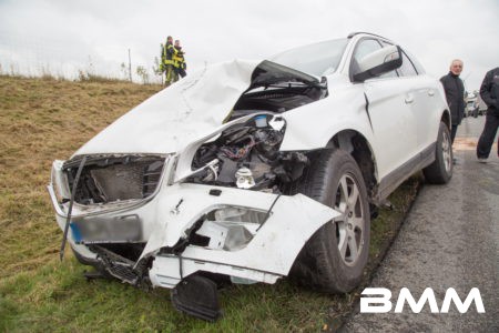 Zu einem schweren Unfall kam es am Samstagvormittag auf der A4 zwischen den Anschlusstellen Ottendorf-Okrilla und Leppersdorf in Fahrtrichtung Görlitz. Aus bislang ungeklärter Ursache kollidierten hier im dichten Verkehr 9 Fahrzeuge miteinander. Wie Augenzeugen berichten, hat der Unfallverursacher nicht angehalten und ist weitergefahren. Er hatte durch ein im dichten Verkehr stattfinden Fahrbahnwechsel eine Kettenreaktion ausgelöst. Nachdem der Unfall passierte, war ein Großaufgebot der Retter unterwegs. Mehrere Feuerwehren, Rettungswagen und zwei Notärzte, darunter einer aus der Luft, machten sich auf den Weg. Die Polizei hatte erhebliche schwierigkeiten den Stau zu durchfahren, da keine Rettungsgasse gebildet war. Erst nachfolgende Einheiten hatten es wesentlich leichter, da die von der Polizei gebildete Gasse bestehen blieb. Insgesamt wurden bei der Massenkarambolage vier Personen verletzt, zwei davon schwer. Der Rettungshubschrauber brachte eine Person in ein Krankenhaus. Die Autobahn in Richtung Görlitz wird noch eine Weile gesperrt bleiben. Auch auf den umliegenden Straßen herrscht nun dichter Verkehr.