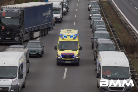 Zu einem schweren Unfall kam es am Samstagvormittag auf der A4 zwischen den Anschlusstellen Ottendorf-Okrilla und Leppersdorf in Fahrtrichtung Görlitz. Aus bislang ungeklärter Ursache kollidierten hier im dichten Verkehr 9 Fahrzeuge miteinander. Wie Augenzeugen berichten, hat der Unfallverursacher nicht angehalten und ist weitergefahren. Er hatte durch ein im dichten Verkehr stattfinden Fahrbahnwechsel eine Kettenreaktion ausgelöst. Nachdem der Unfall passierte, war ein Großaufgebot der Retter unterwegs. Mehrere Feuerwehren, Rettungswagen und zwei Notärzte, darunter einer aus der Luft, machten sich auf den Weg. Die Polizei hatte erhebliche schwierigkeiten den Stau zu durchfahren, da keine Rettungsgasse gebildet war. Erst nachfolgende Einheiten hatten es wesentlich leichter, da die von der Polizei gebildete Gasse bestehen blieb. Insgesamt wurden bei der Massenkarambolage vier Personen verletzt, zwei davon schwer. Der Rettungshubschrauber brachte eine Person in ein Krankenhaus. Die Autobahn in Richtung Görlitz wird noch eine Weile gesperrt bleiben. Auch auf den umliegenden Straßen herrscht nun dichter Verkehr.