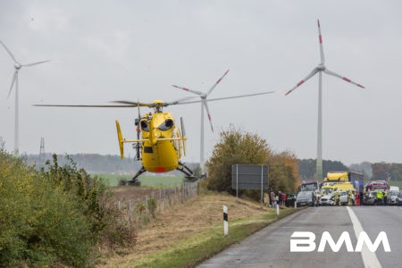 Zu einem schweren Unfall kam es am Samstagvormittag auf der A4 zwischen den Anschlusstellen Ottendorf-Okrilla und Leppersdorf in Fahrtrichtung Görlitz. Aus bislang ungeklärter Ursache kollidierten hier im dichten Verkehr 9 Fahrzeuge miteinander. Wie Augenzeugen berichten, hat der Unfallverursacher nicht angehalten und ist weitergefahren. Er hatte durch ein im dichten Verkehr stattfinden Fahrbahnwechsel eine Kettenreaktion ausgelöst. Nachdem der Unfall passierte, war ein Großaufgebot der Retter unterwegs. Mehrere Feuerwehren, Rettungswagen und zwei Notärzte, darunter einer aus der Luft, machten sich auf den Weg. Die Polizei hatte erhebliche schwierigkeiten den Stau zu durchfahren, da keine Rettungsgasse gebildet war. Erst nachfolgende Einheiten hatten es wesentlich leichter, da die von der Polizei gebildete Gasse bestehen blieb. Insgesamt wurden bei der Massenkarambolage vier Personen verletzt, zwei davon schwer. Der Rettungshubschrauber brachte eine Person in ein Krankenhaus. Die Autobahn in Richtung Görlitz wird noch eine Weile gesperrt bleiben. Auch auf den umliegenden Straßen herrscht nun dichter Verkehr.