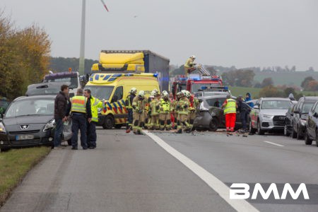 Zu einem schweren Unfall kam es am Samstagvormittag auf der A4 zwischen den Anschlusstellen Ottendorf-Okrilla und Leppersdorf in Fahrtrichtung Görlitz. Aus bislang ungeklärter Ursache kollidierten hier im dichten Verkehr 9 Fahrzeuge miteinander. Wie Augenzeugen berichten, hat der Unfallverursacher nicht angehalten und ist weitergefahren. Er hatte durch ein im dichten Verkehr stattfinden Fahrbahnwechsel eine Kettenreaktion ausgelöst. Nachdem der Unfall passierte, war ein Großaufgebot der Retter unterwegs. Mehrere Feuerwehren, Rettungswagen und zwei Notärzte, darunter einer aus der Luft, machten sich auf den Weg. Die Polizei hatte erhebliche schwierigkeiten den Stau zu durchfahren, da keine Rettungsgasse gebildet war. Erst nachfolgende Einheiten hatten es wesentlich leichter, da die von der Polizei gebildete Gasse bestehen blieb. Insgesamt wurden bei der Massenkarambolage vier Personen verletzt, zwei davon schwer. Der Rettungshubschrauber brachte eine Person in ein Krankenhaus. Die Autobahn in Richtung Görlitz wird noch eine Weile gesperrt bleiben. Auch auf den umliegenden Straßen herrscht nun dichter Verkehr.