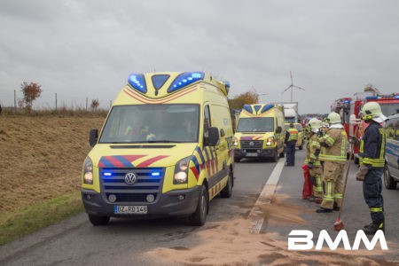 Zu einem schweren Unfall kam es am Samstagvormittag auf der A4 zwischen den Anschlusstellen Ottendorf-Okrilla und Leppersdorf in Fahrtrichtung Görlitz. Aus bislang ungeklärter Ursache kollidierten hier im dichten Verkehr 9 Fahrzeuge miteinander. Wie Augenzeugen berichten, hat der Unfallverursacher nicht angehalten und ist weitergefahren. Er hatte durch ein im dichten Verkehr stattfinden Fahrbahnwechsel eine Kettenreaktion ausgelöst. Nachdem der Unfall passierte, war ein Großaufgebot der Retter unterwegs. Mehrere Feuerwehren, Rettungswagen und zwei Notärzte, darunter einer aus der Luft, machten sich auf den Weg. Die Polizei hatte erhebliche schwierigkeiten den Stau zu durchfahren, da keine Rettungsgasse gebildet war. Erst nachfolgende Einheiten hatten es wesentlich leichter, da die von der Polizei gebildete Gasse bestehen blieb. Insgesamt wurden bei der Massenkarambolage vier Personen verletzt, zwei davon schwer. Der Rettungshubschrauber brachte eine Person in ein Krankenhaus. Die Autobahn in Richtung Görlitz wird noch eine Weile gesperrt bleiben. Auch auf den umliegenden Straßen herrscht nun dichter Verkehr.