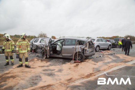 Zu einem schweren Unfall kam es am Samstagvormittag auf der A4 zwischen den Anschlusstellen Ottendorf-Okrilla und Leppersdorf in Fahrtrichtung Görlitz. Aus bislang ungeklärter Ursache kollidierten hier im dichten Verkehr 9 Fahrzeuge miteinander. Wie Augenzeugen berichten, hat der Unfallverursacher nicht angehalten und ist weitergefahren. Er hatte durch ein im dichten Verkehr stattfinden Fahrbahnwechsel eine Kettenreaktion ausgelöst. Nachdem der Unfall passierte, war ein Großaufgebot der Retter unterwegs. Mehrere Feuerwehren, Rettungswagen und zwei Notärzte, darunter einer aus der Luft, machten sich auf den Weg. Die Polizei hatte erhebliche schwierigkeiten den Stau zu durchfahren, da keine Rettungsgasse gebildet war. Erst nachfolgende Einheiten hatten es wesentlich leichter, da die von der Polizei gebildete Gasse bestehen blieb. Insgesamt wurden bei der Massenkarambolage vier Personen verletzt, zwei davon schwer. Der Rettungshubschrauber brachte eine Person in ein Krankenhaus. Die Autobahn in Richtung Görlitz wird noch eine Weile gesperrt bleiben. Auch auf den umliegenden Straßen herrscht nun dichter Verkehr.