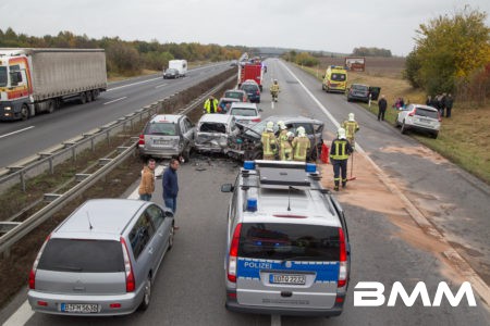 Zu einem schweren Unfall kam es am Samstagvormittag auf der A4 zwischen den Anschlusstellen Ottendorf-Okrilla und Leppersdorf in Fahrtrichtung Görlitz. Aus bislang ungeklärter Ursache kollidierten hier im dichten Verkehr 9 Fahrzeuge miteinander. Wie Augenzeugen berichten, hat der Unfallverursacher nicht angehalten und ist weitergefahren. Er hatte durch ein im dichten Verkehr stattfinden Fahrbahnwechsel eine Kettenreaktion ausgelöst. Nachdem der Unfall passierte, war ein Großaufgebot der Retter unterwegs. Mehrere Feuerwehren, Rettungswagen und zwei Notärzte, darunter einer aus der Luft, machten sich auf den Weg. Die Polizei hatte erhebliche schwierigkeiten den Stau zu durchfahren, da keine Rettungsgasse gebildet war. Erst nachfolgende Einheiten hatten es wesentlich leichter, da die von der Polizei gebildete Gasse bestehen blieb. Insgesamt wurden bei der Massenkarambolage vier Personen verletzt, zwei davon schwer. Der Rettungshubschrauber brachte eine Person in ein Krankenhaus. Die Autobahn in Richtung Görlitz wird noch eine Weile gesperrt bleiben. Auch auf den umliegenden Straßen herrscht nun dichter Verkehr.