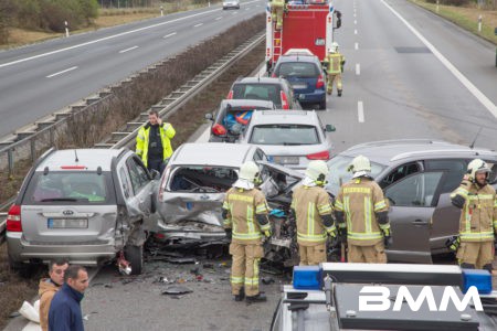 Zu einem schweren Unfall kam es am Samstagvormittag auf der A4 zwischen den Anschlusstellen Ottendorf-Okrilla und Leppersdorf in Fahrtrichtung Görlitz. Aus bislang ungeklärter Ursache kollidierten hier im dichten Verkehr 9 Fahrzeuge miteinander. Wie Augenzeugen berichten, hat der Unfallverursacher nicht angehalten und ist weitergefahren. Er hatte durch ein im dichten Verkehr stattfinden Fahrbahnwechsel eine Kettenreaktion ausgelöst. Nachdem der Unfall passierte, war ein Großaufgebot der Retter unterwegs. Mehrere Feuerwehren, Rettungswagen und zwei Notärzte, darunter einer aus der Luft, machten sich auf den Weg. Die Polizei hatte erhebliche schwierigkeiten den Stau zu durchfahren, da keine Rettungsgasse gebildet war. Erst nachfolgende Einheiten hatten es wesentlich leichter, da die von der Polizei gebildete Gasse bestehen blieb. Insgesamt wurden bei der Massenkarambolage vier Personen verletzt, zwei davon schwer. Der Rettungshubschrauber brachte eine Person in ein Krankenhaus. Die Autobahn in Richtung Görlitz wird noch eine Weile gesperrt bleiben. Auch auf den umliegenden Straßen herrscht nun dichter Verkehr.