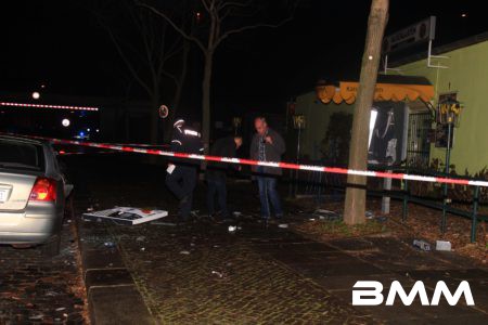 Dresden- 20161121-Foto Tino Plunert – Am Montagmorgen gegen vier Uhr haben unbekannte Täter einen Zigaretten Automat in der Uhlandstraße mit Pyrotechnik gesprengt. Die Wucht der Detonation war so heftig das ein Toyota Avencis durch herumfliegende Teile regelrecht aufgeschlitzt wurde. Wie viel Geld und Zigaretten die Täter erbeutet haben ist der Zeit noch unklar.