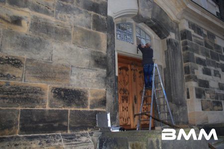 Dresden-20161107-Foto Tino Plunert- Am Montagmorgen sind mehrere Streifenwagen zu einem Einbruch in die Frauenkirche in Dresden gerufen wurden. Der Täter konnte noch in der Kirche festgenommen werden. Der Tatverdächtige hat an mehreren Türen versucht in das Innere zu kommen, er hebelte einen Buchstaben über der Eingangstür heraus und schlug später eine Scheibe ein durch die er sich hindurchzwängte. Dabei überwand er einen Höhenunterschied von mehr als drei Meter. Wie er das geschafft hat gibt den Ermittlern Rätsel auf.  Zu den Hintergründen äußerte sich die Polizei vor Ort nicht. Beamte der Kripo und Kriminaltechnik der Polizei Sachsen haben die Arbeit aufgenommen.