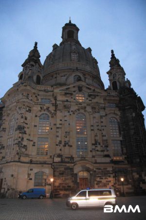 Dresden-20161107-Foto Tino Plunert- Am Montagmorgen sind mehrere Streifenwagen zu einem Einbruch in die Frauenkirche in Dresden gerufen wurden. Der Täter konnte noch in der Kirche festgenommen werden. Der Tatverdächtige hat an mehreren Türen versucht in das Innere zu kommen, er hebelte einen Buchstaben über der Eingangstür heraus und schlug später eine Scheibe ein durch die er sich hindurchzwängte. Dabei überwand er einen Höhenunterschied von mehr als drei Meter. Wie er das geschafft hat gibt den Ermittlern Rätsel auf.  Zu den Hintergründen äußerte sich die Polizei vor Ort nicht. Beamte der Kripo und Kriminaltechnik der Polizei Sachsen haben die Arbeit aufgenommen.