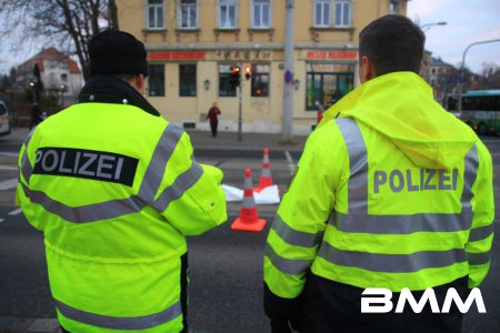 20161206-Dresden-FotoTinoPlunert-Zu einem schweren Verkehrsunfall ist es heute Morgen auf der Großenhainer Straße Ecke Boxdorfer Straße gekommen. Laut Augenzeugen überquerte eine junge Frau gegen sieben Uhr (dunkel) die Fußgängerampel bei Rot und wurde von einem Transporter Citroen erfasst. Die Frau wurde nach ersten Angaben vor Ort schwer verletzt, sie soll Bewusstlos gewesen sein. Sie kam in ein Krankenhaus. Der Unfallfahrer blieb unverletzt. Für die Unfallaufnahme kam es zu Verkehrsbehinderungen im dem Bereich.