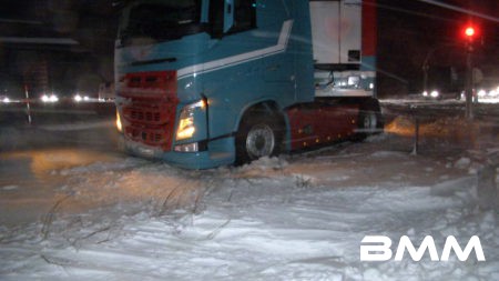 20170104_Schneesturm-über-Sachsen-Verkehrsbehinderungen SN / b. Kesselsdorf In den frühen Morgenstunden erreichte das Sturmtief "Axel" mit seinen kräftigen Niederschlägen und starken Windböen auch Sachsen. Im Raum Wilsdruff-Kesselsdorf sorgte das Unwetter für zahlreiche Schneeverwehungen viele Verkehrsbehinderungen. Viele LKW's aber auch PKW's blieben in den Schneewehen stecken und müssen auf starke Hilfe und den Winterdienst warten, um wieder wegzukommen. Quelle: nd@tv24news-dd