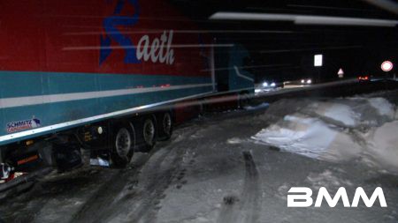 20170104_Schneesturm-über-Sachsen-Verkehrsbehinderungen SN / b. Kesselsdorf In den frühen Morgenstunden erreichte das Sturmtief "Axel" mit seinen kräftigen Niederschlägen und starken Windböen auch Sachsen. Im Raum Wilsdruff-Kesselsdorf sorgte das Unwetter für zahlreiche Schneeverwehungen viele Verkehrsbehinderungen. Viele LKW's aber auch PKW's blieben in den Schneewehen stecken und müssen auf starke Hilfe und den Winterdienst warten, um wieder wegzukommen. Quelle: nd@tv24news-dd