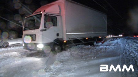 20170104_Schneesturm-über-Sachsen-Verkehrsbehinderungen SN / b. Kesselsdorf In den frühen Morgenstunden erreichte das Sturmtief "Axel" mit seinen kräftigen Niederschlägen und starken Windböen auch Sachsen. Im Raum Wilsdruff-Kesselsdorf sorgte das Unwetter für zahlreiche Schneeverwehungen viele Verkehrsbehinderungen. Viele LKW's aber auch PKW's blieben in den Schneewehen stecken und müssen auf starke Hilfe und den Winterdienst warten, um wieder wegzukommen. Quelle: nd@tv24news-dd