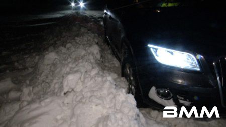 20170104_Schneesturm-über-Sachsen-Verkehrsbehinderungen SN / b. Kesselsdorf In den frühen Morgenstunden erreichte das Sturmtief "Axel" mit seinen kräftigen Niederschlägen und starken Windböen auch Sachsen. Im Raum Wilsdruff-Kesselsdorf sorgte das Unwetter für zahlreiche Schneeverwehungen viele Verkehrsbehinderungen. Viele LKW's aber auch PKW's blieben in den Schneewehen stecken und müssen auf starke Hilfe und den Winterdienst warten, um wieder wegzukommen. Quelle: nd@tv24news-dd